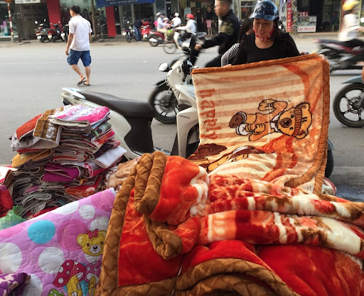 Chăn nệm vỉa hè giá rẻ: Cảnh giác..."tiền mất tật mang" 2